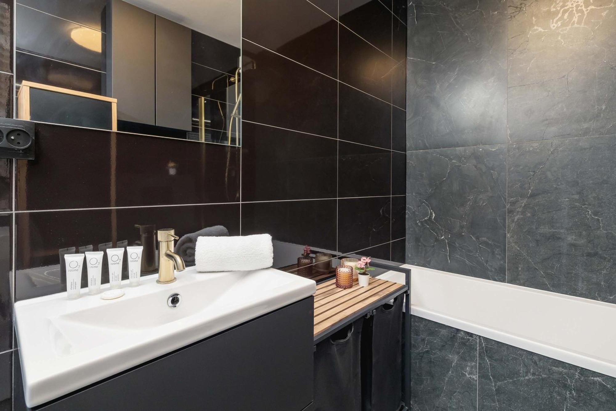 Elegant With Parking Near Tauron Arena By Renters Apartment