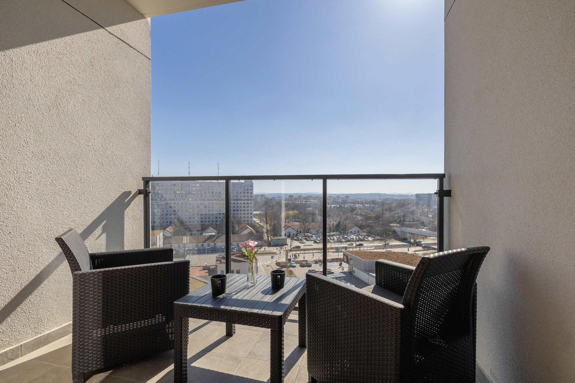 Elegant With Parking Near Tauron Arena By Renters Apartment Krakow